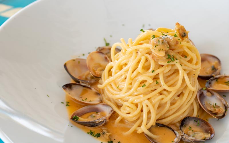 PalmBeach Tropical Restaurant | Spaghettone with Clams  | large round-shaped fresh artesan spaghetti with clams and white wine reduction