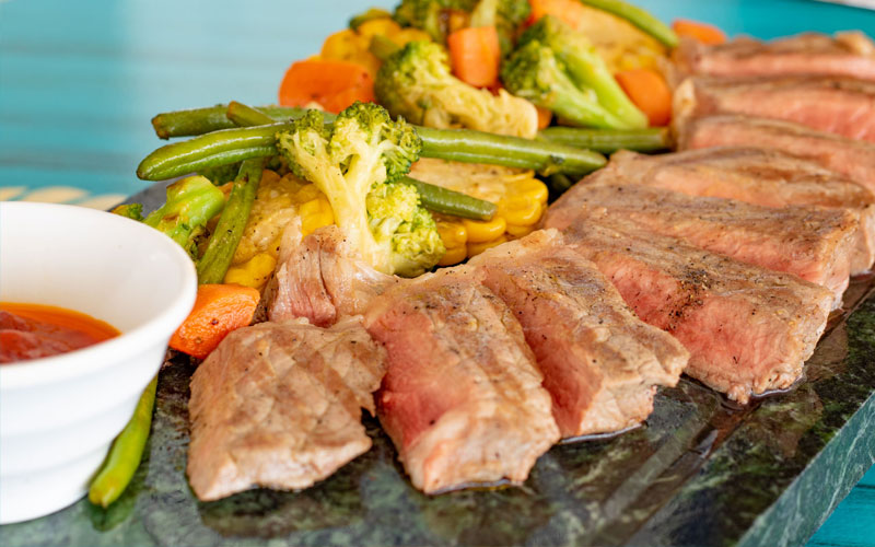 PalmBeach Tropical Restaurant | Sliced ​​Beef Entrecote | tender sirloin of beef browned on the grill and served with pan-fried mixed vegetables