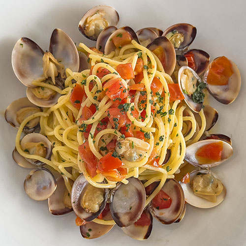 LobStar Enjoyable Seafood Restaurant | Spaghettone with Clams and Fresh Tomatoes | large round-shaped fresh handmade pasta spaghetti with clams, fresh tomato, candied tomato, white wine and extra virgin olive oil